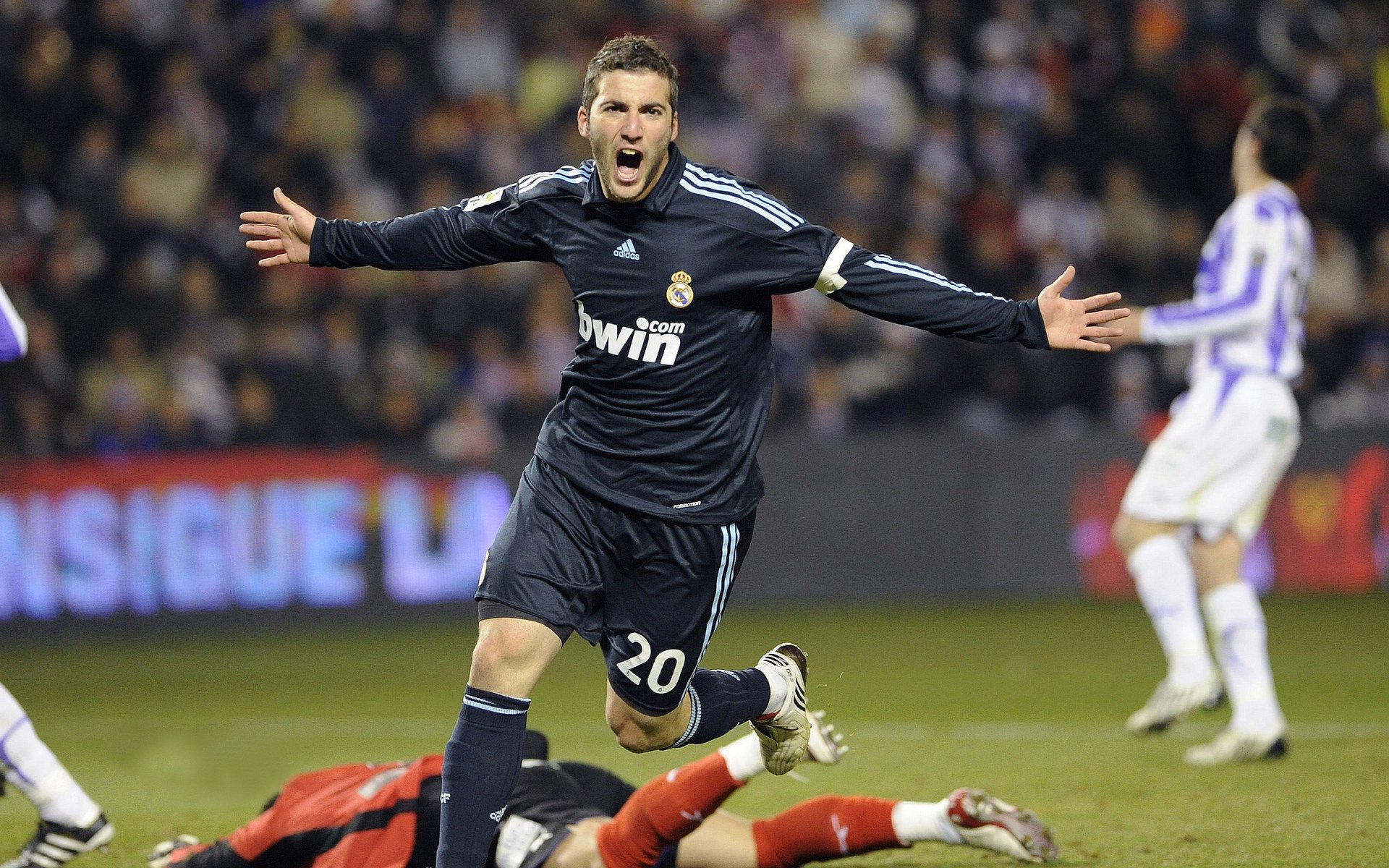 梅西助攻不断,巴黎在法甲高歌猛进,梅西法国巴黎